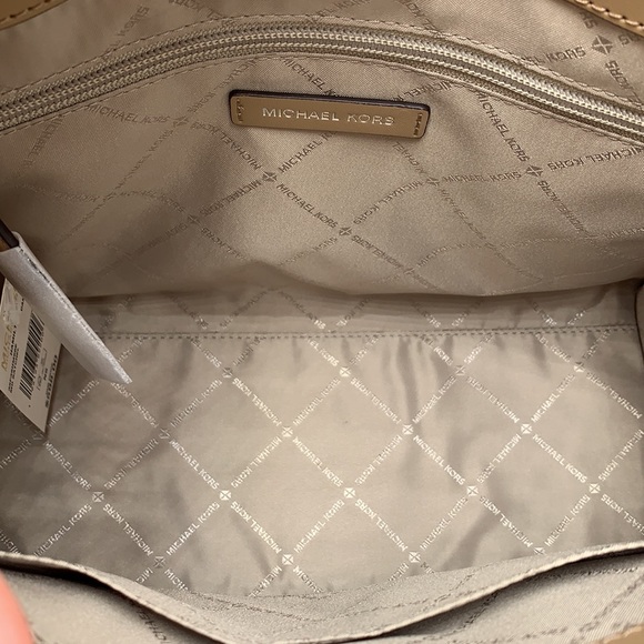 Michael Kors Hamilton Medium
Satchel Crossbody Croc Embossed CAMEL COLOR - Picture 9 of 16